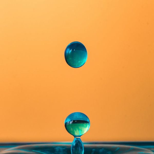 Abstract visual representing airflow and breathing in a calm, focused manner.